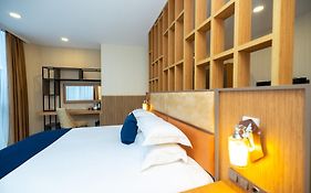 New Wave Hotel